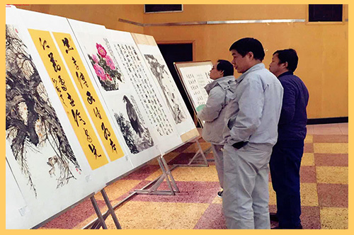 2018年1月，西柏坡發(fā)電公司舉辦第三屆迎新書畫展，員工們以筆墨表情達意，以書畫靜心舒懷.jpg