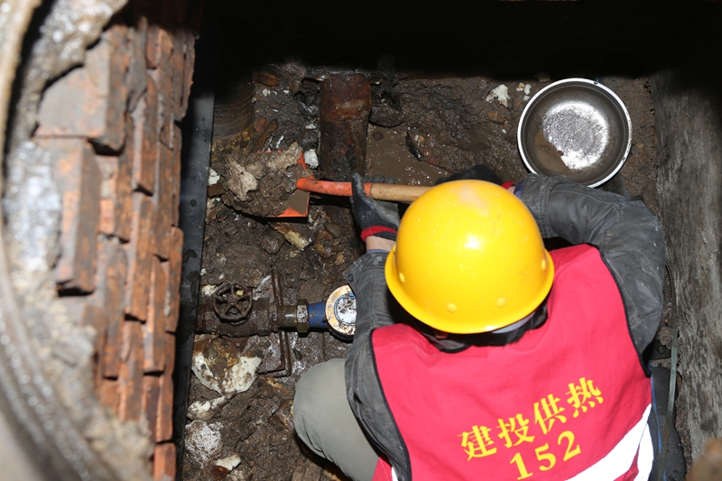 宣化供熱人員正在維修.jpg 宣化供熱人員正在維修.jpg