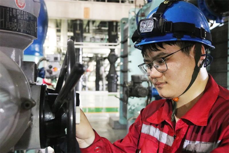 迎峰度夏|國泰、沙河公司戰(zhàn)高溫“硬核”保電