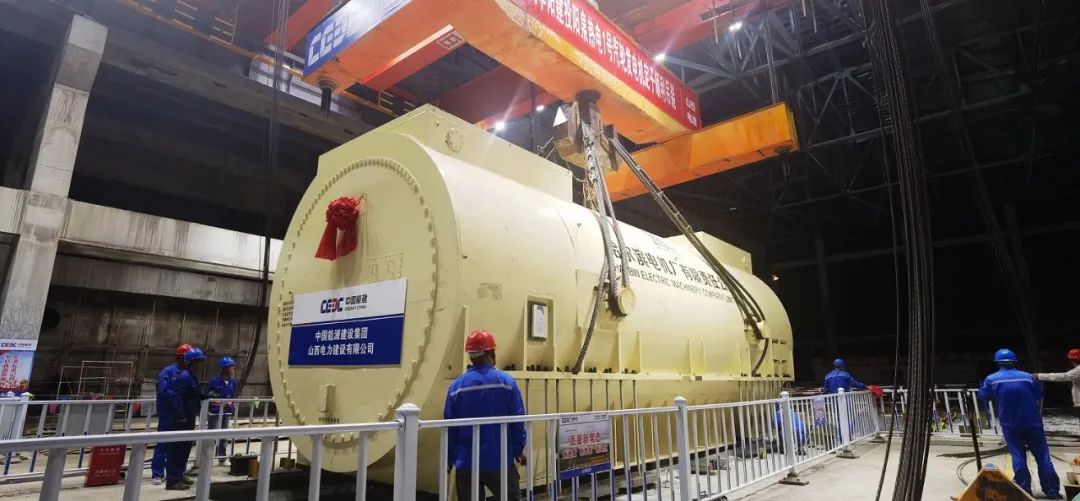  陽(yáng)泉熱電#1發(fā)電機(jī)定子成功吊裝